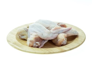 Beyaz arka planda çiğ tavuk kanadı.