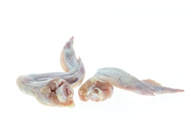 Beyaz arka planda çiğ tavuk kanadı.