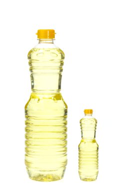 Beyazın üzerinde izole edilmiş bir şişe yağ.