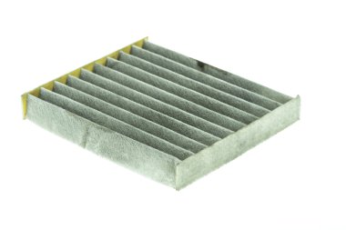 Beyaz arka plan üzerinde izole eski araba aircon filtre