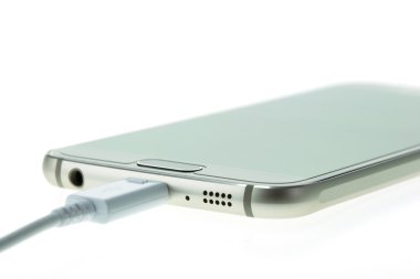 Makro Smartphone bağlamak beyaz izole şarj cihazı ile