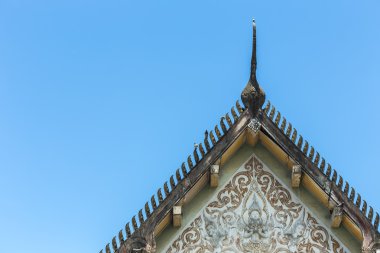 Eski Tay tapınak çatı ve mavi gökyüzü stil