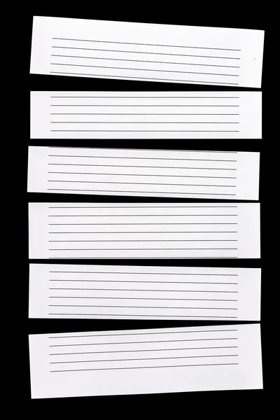 Nahaufnahme Stück weißes liniertes Papier isoliert auf schwarz — Stockfoto