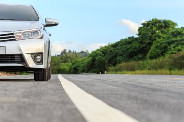 Asfalt yolda yeni gümüş otopark