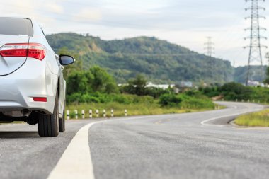 Asfalt yolda yeni gümüş otopark