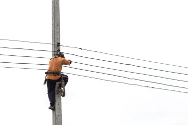 Install yeni kablo w izole için elektrik kutup Tay işçi