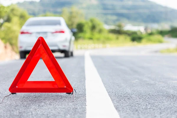 Red emergency stop sign and broken silver car — Stock Photo, Image