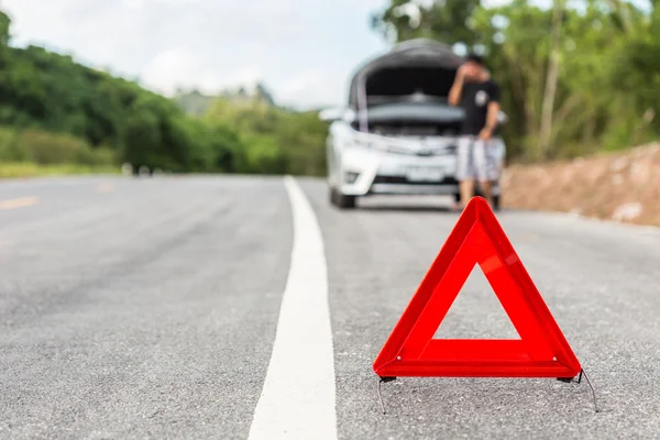 Červené nouzové stopku a rozbité stříbrné auto — Stock fotografie