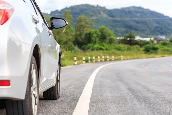 Nové stříbrné auto zaparkovat na asfaltovou silnici — Stock fotografie