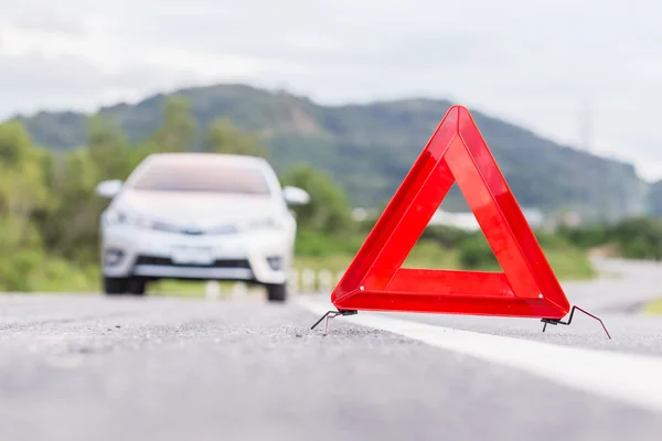 Señal roja de parada de emergencia y coche de plata roto — Foto de Stock