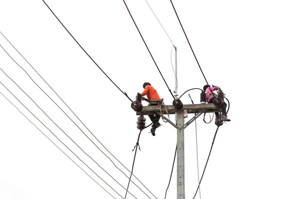 Thailändischer Arbeiter am Strommast für die Installation neuer Kabel isoliert auf w — Stockfoto