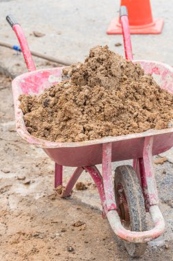 İnşaat arabası inşaat sahasında toprakta