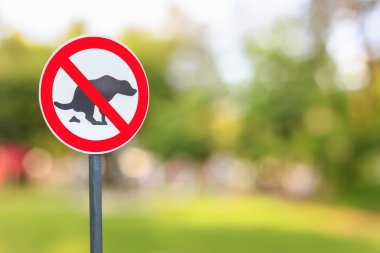 Kaka işareti parkta köpek