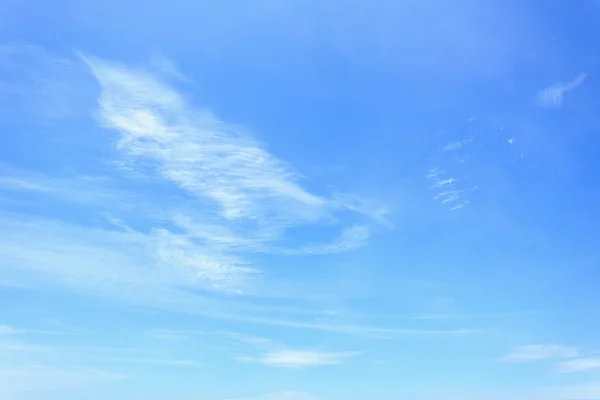 Mavi gökyüzü güneşli günde bulut ile — Stok fotoğraf