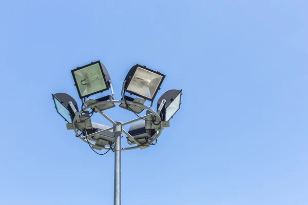 Reflektor, stadionu světla na obloze — Stock fotografie