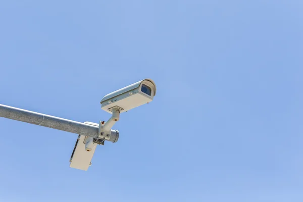 Duas câmeras de segurança no céu azul — Fotografia de Stock