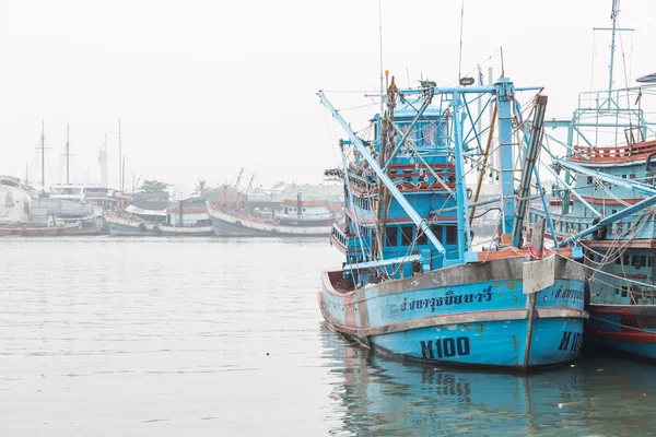 Phuket - 6 oktober: Fiske båtar står i hamnen för att transp — Stockfoto