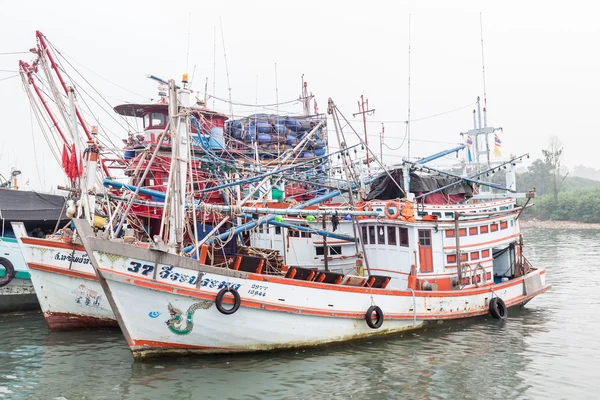 Phuket - 6 oktober: Fiske båtar står i hamnen för att transp — Stockfoto