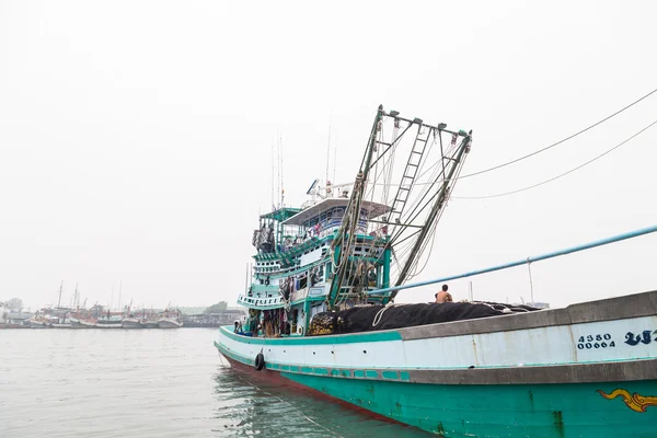 Phuket - 6. října: Rybářské čluny stánku v přístavu se Poku — Stock fotografie