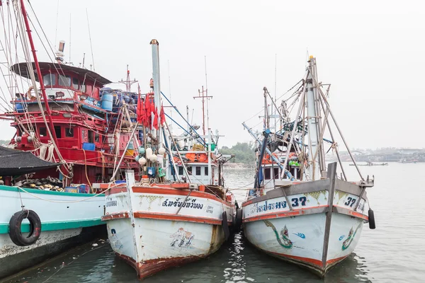 Phuket - 6. října: Rybářské čluny stánku v přístavu se Poku — Stock fotografie