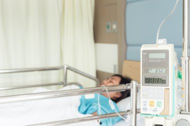 Hastane odasında piercing IV damla iğne ile Bayan hasta