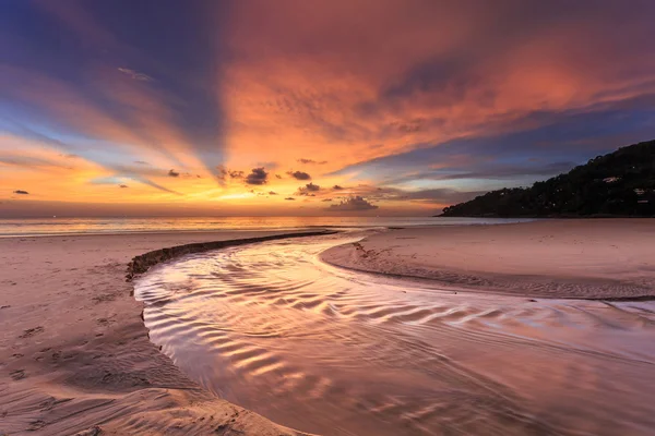 Belo pôr do sol na praia de Karon, Phuket, Tailândia — Fotografia de Stock