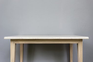 Boş tablosunun üst kısmındaki beyaz mable taş gri duvar arka plan üzerinde