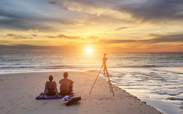 Coppia seduta sulla spiaggia al tramonto, a Phuket — Foto Stock