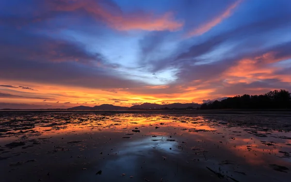 Beau coucher de soleil et reflet de l'eau à Phuket — Photo