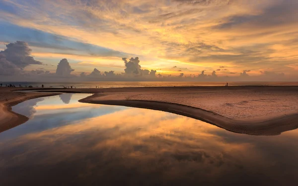 Vacker solnedgång på Karon beach i Phuket — Stockfoto