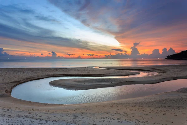 Bellissimo tramonto sulla spiaggia di Karon a Phuket — Foto Stock