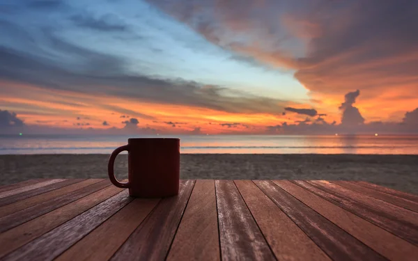 Tasse à café sur table en bois au coucher du soleil ou au lever du soleil — Photo