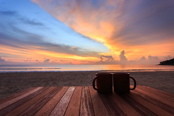 Taza de café en la mesa de madera al atardecer o al amanecer — Foto de Stock