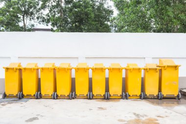 Sarı plastik çöp Kutusu'nun satır