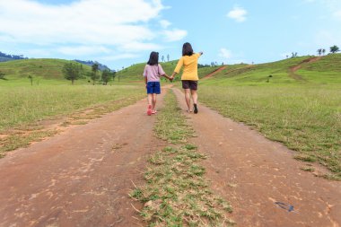 Anne ile çocuk çim Hill Ranong ili