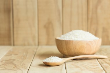 Tahta kaşık ahşap arka plan üzerinde Tayland Yasemin pirinç