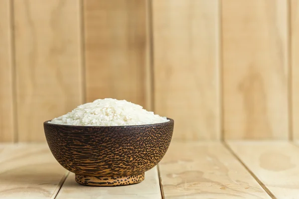 Тайский жасминовый рис в деревянной чаше на деревянном фоне — стоковое фото