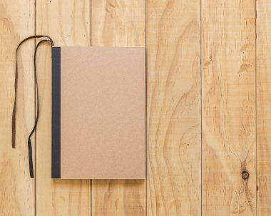 Ahşap masa üzerinde kahverengi kitap Üstten Görünüm