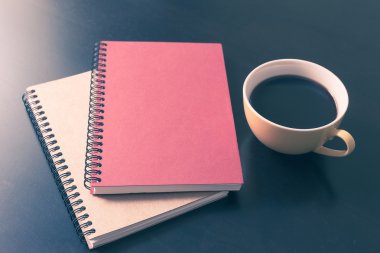 Siyah ahşap masa kitap ve kahve Kupası