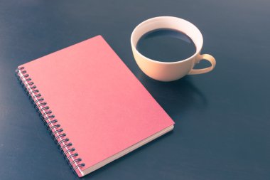 Siyah ahşap masa kitap ve kahve Kupası