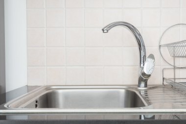 Eski gümüş metal musluk bir mutfak