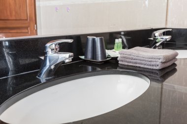 Lavabo musluk ve sıvı sabun şişe, evde havlu