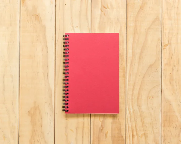 Vue du dessus du livre rouge sur table en bois — Photo