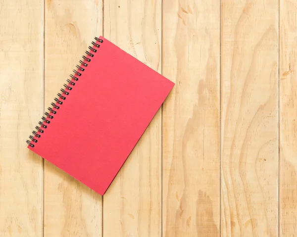 Bovenaanzicht van rode boek op houten tafel — Stockfoto