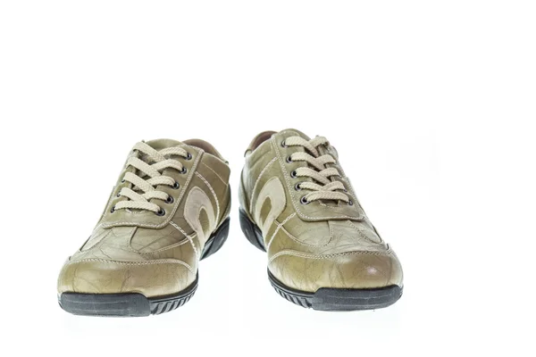 Новая коричневая обувь изолирована на белом — стоковое фото