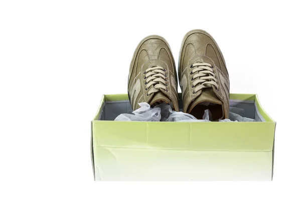 Новая коричневая обувь в коробке изолирована на белом — стоковое фото