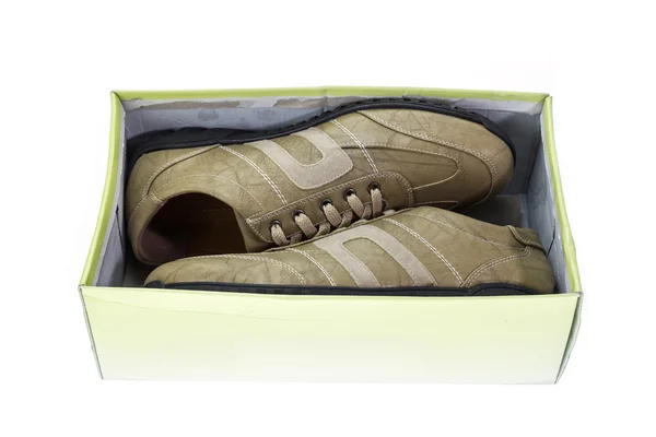 Neue braune Schuh in Box isoliert auf weiß — Stockfoto