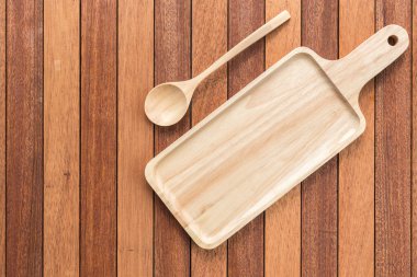 Boş Ahşap mutfak tepsisi ve ahşap masa kaşık