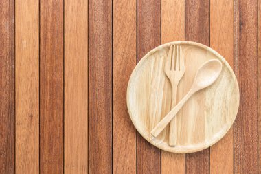 Boş ahşap tabak, çatal ve kaşık ahşap tablo