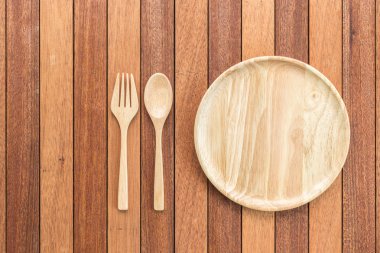 Boş ahşap tabak, çatal ve kaşık ahşap tablo